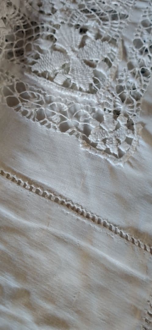 ロンドンのアンティーク屋さんでみつけたスレッドレースのテーブルクロス