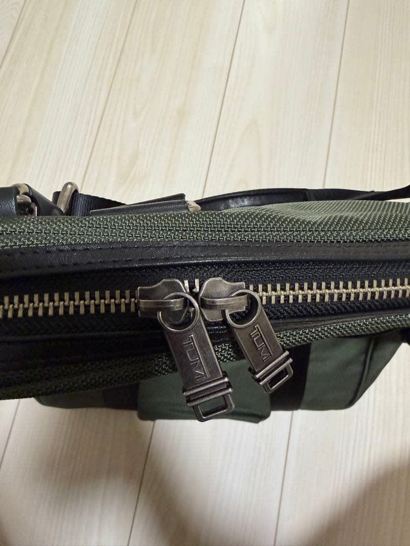 TUMI オリーブグリーン ビジネスバッグ
