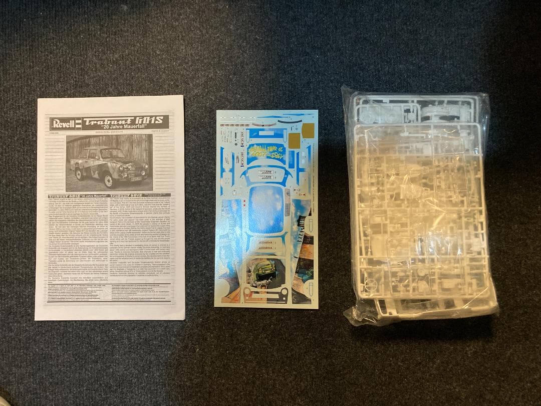 Revell Trabant 601S 1:24 ベルリンの壁崩壊20周年記念