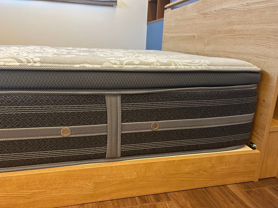 シモンズBeautyrest プラッシュピロートップ　セミダブル　フレーム付き