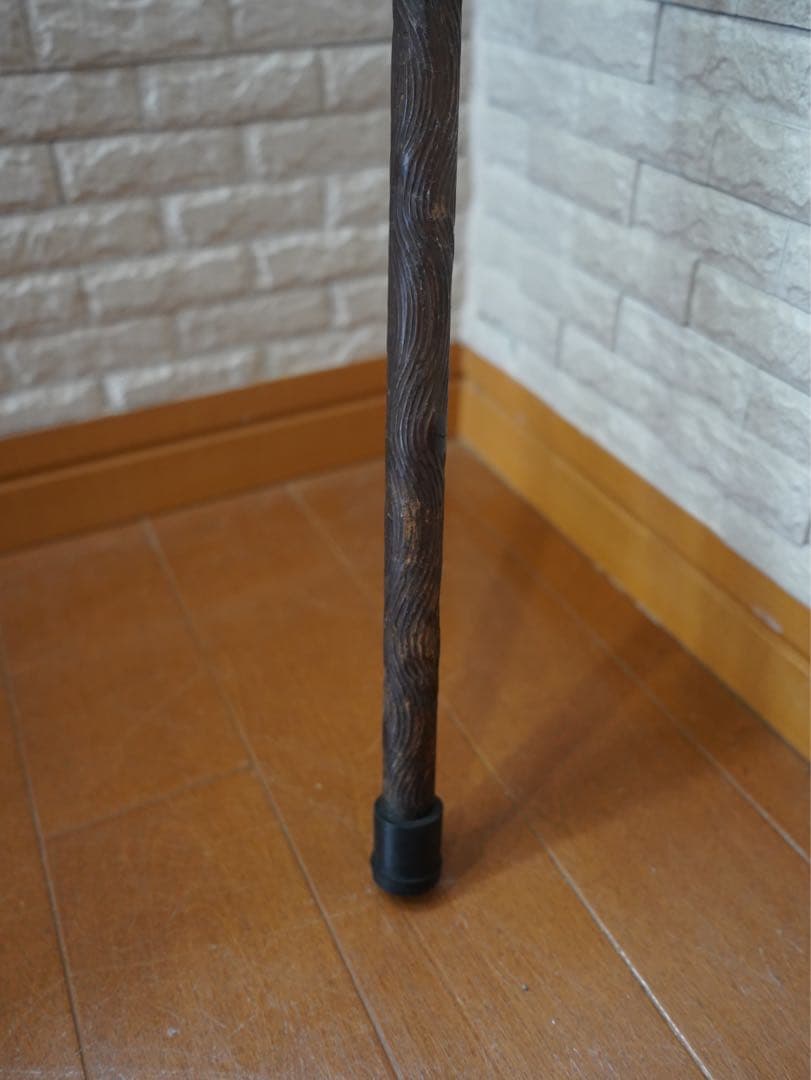 木製杖 犬を撫でる