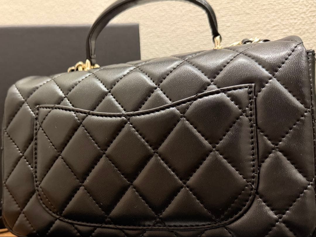 ノベルティ　ccロゴ　ブラック　キルティングバッグ　チャーム付き（取り外し可能）