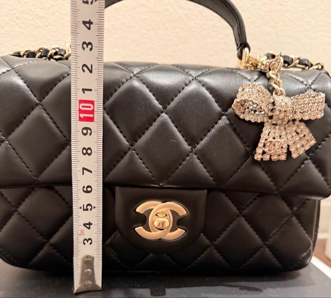 ノベルティ　ccロゴ　ブラック　キルティングバッグ　チャーム付き（取り外し可能）