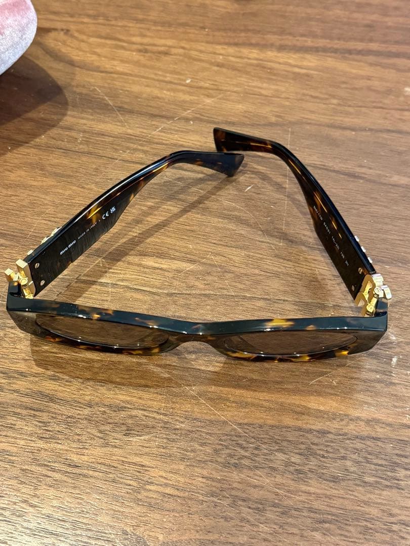 MiuMiu ロゴ入りサングラス　メガネケースあり