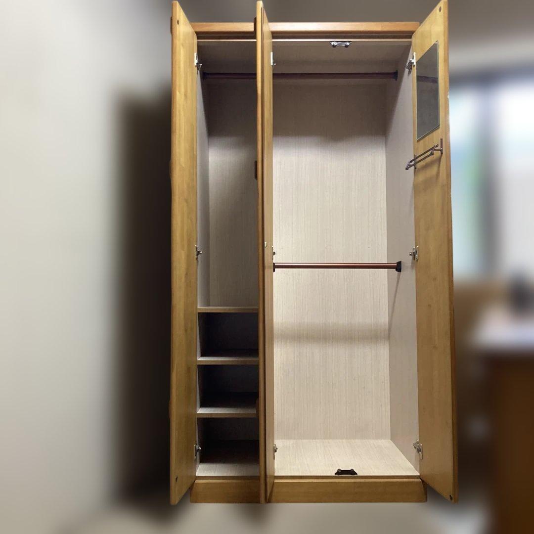 ナチュラル　木製 3ドア　ワードローブ　花の装飾付き