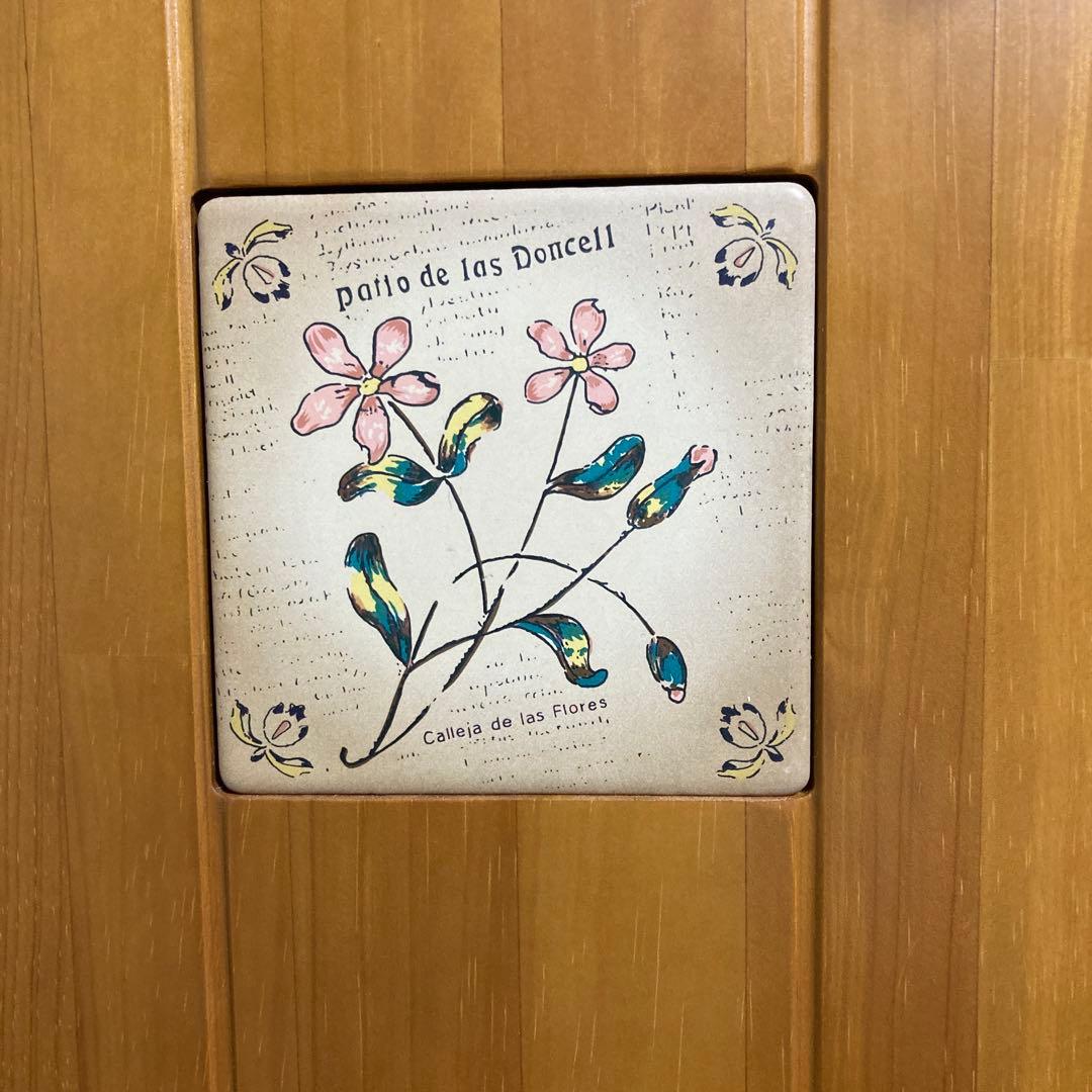 ナチュラル　木製 3ドア　ワードローブ　花の装飾付き