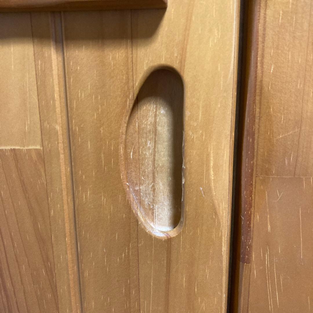 ナチュラル　木製 3ドア　ワードローブ　花の装飾付き