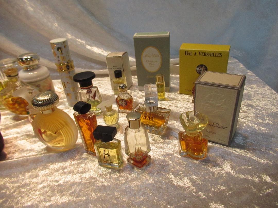 香水瓶30個　シャネル　ディオール　ブルガリ　ラリックなど