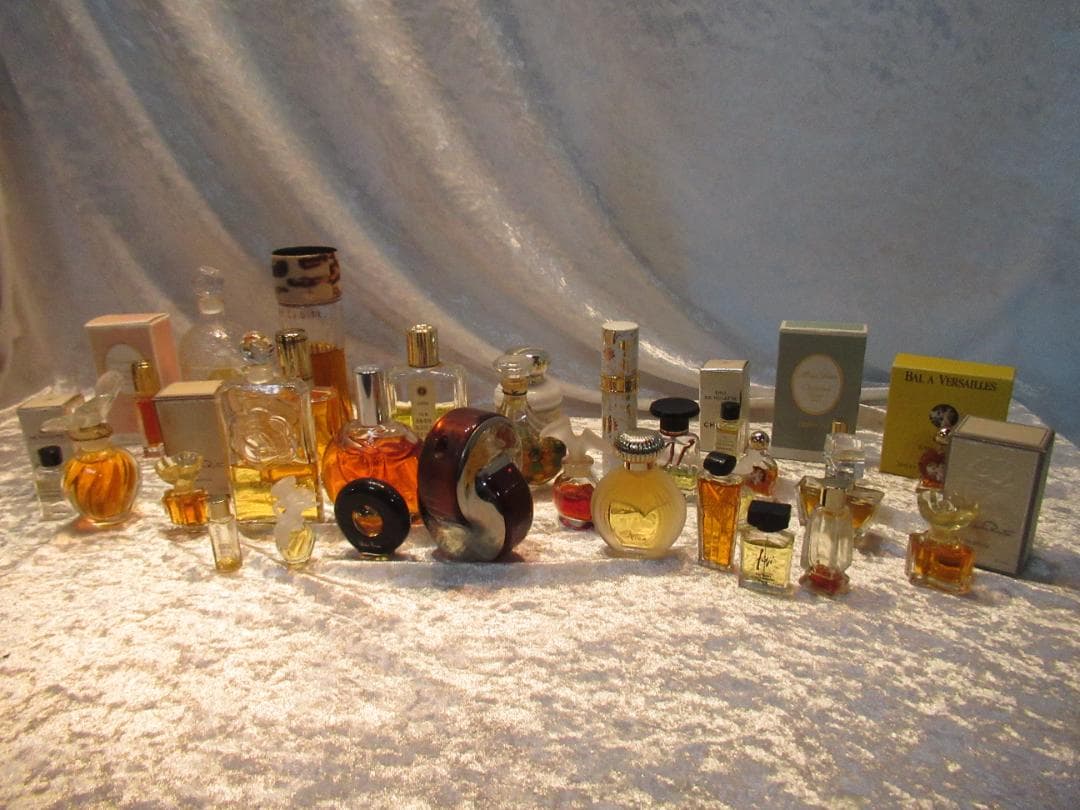 香水瓶30個　シャネル　ディオール　ブルガリ　ラリックなど