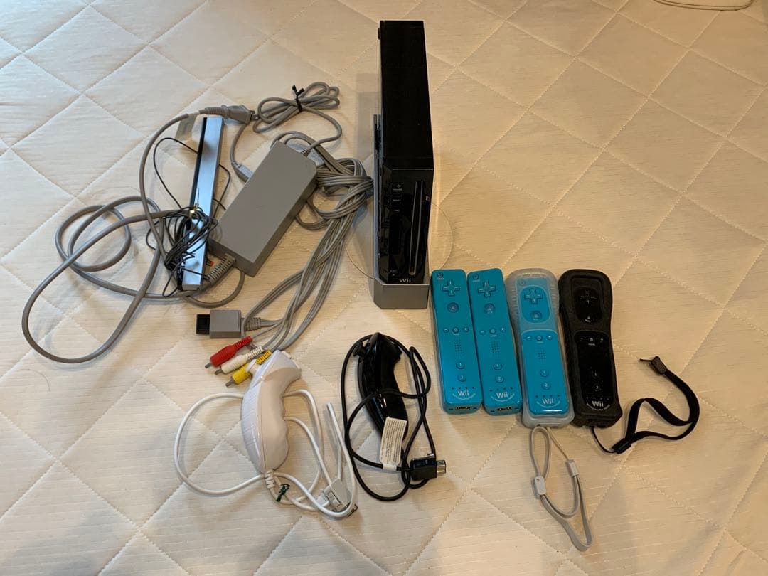 Wii本体（コントローラーとヌンチャク）