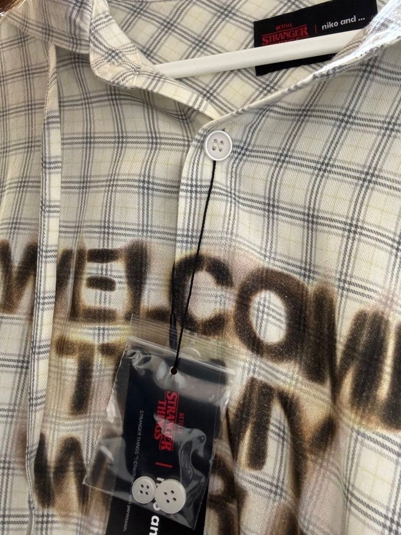 ニコアンド STRANGER THINGS コラボ チェックフードシャツ