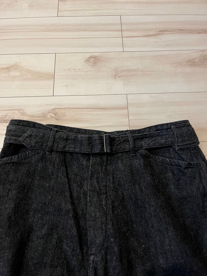 comoli コモリ ベルテッドデニムパンツ　ブラックエクリュ