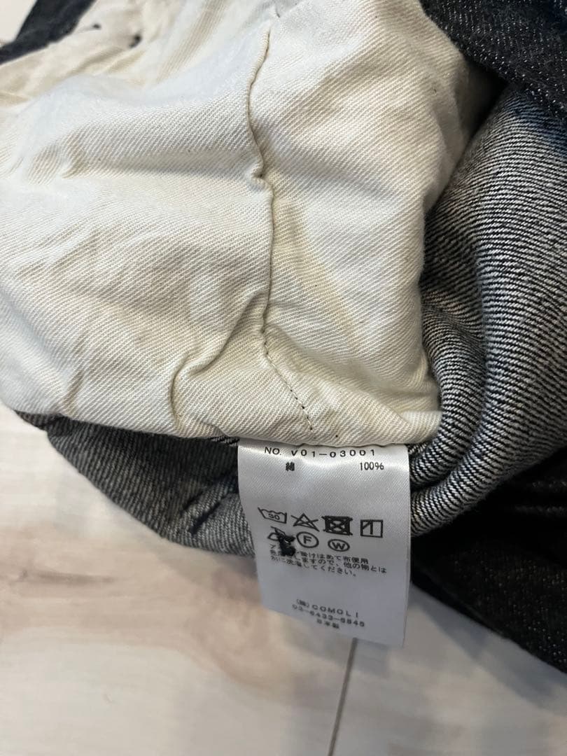 comoli コモリ ベルテッドデニムパンツ　ブラックエクリュ