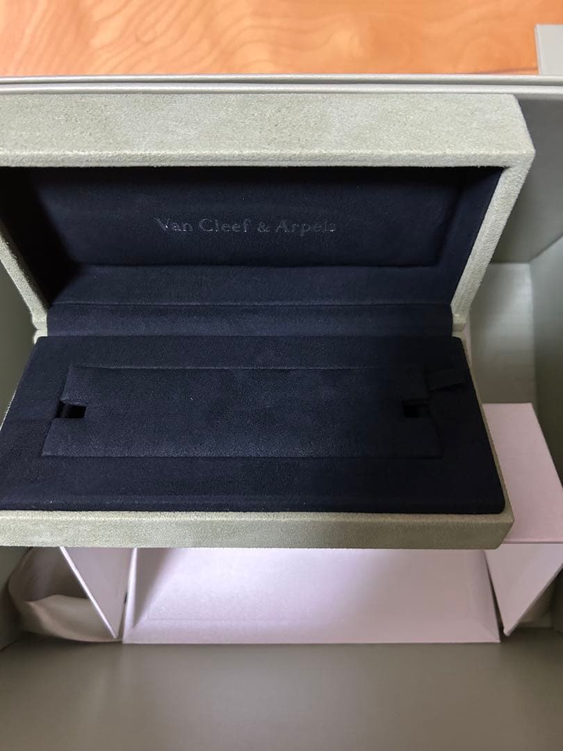 ヴァンフリーフアーペル　ギフトボックスとブレスレットケースセット空箱　現行品