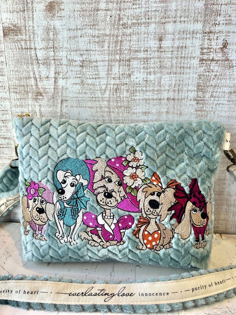 ロラライハリス♡ベビーブルージグザグファー生地♡刺繍のショルダーバッグ♡