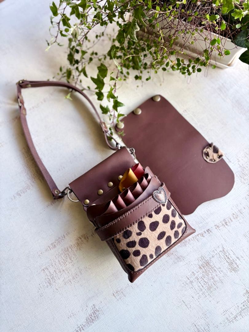 牛革コーヒーブラウン、ハラコダルメシアンの蓋付き大容量シザーケース