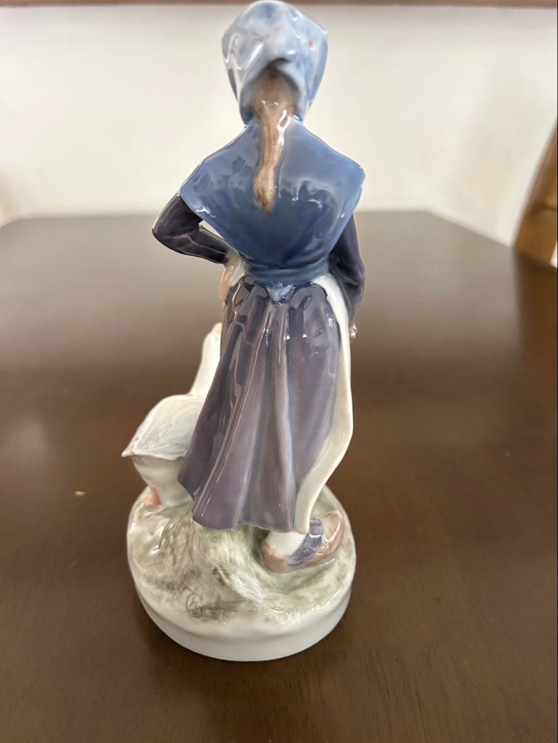 ロイヤルコペンハーゲン アヒルと歩く少女  