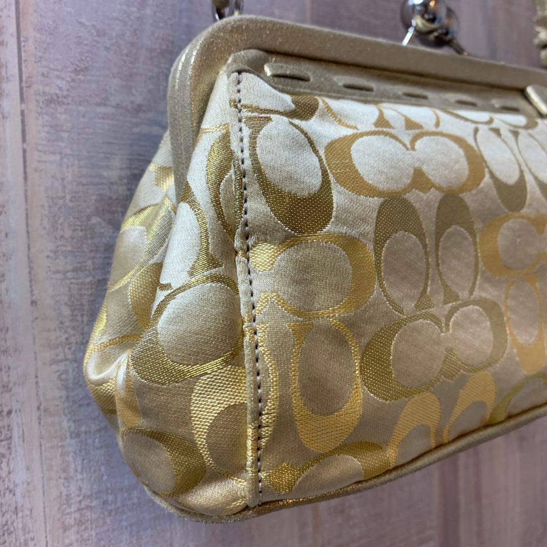 コーチ　ゴールド ロゴ入り がま口ハンドバッグ　和装にもおすすめ