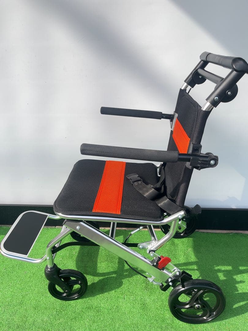 RAKU折りたたみ持ち運び易い介 助用車椅子