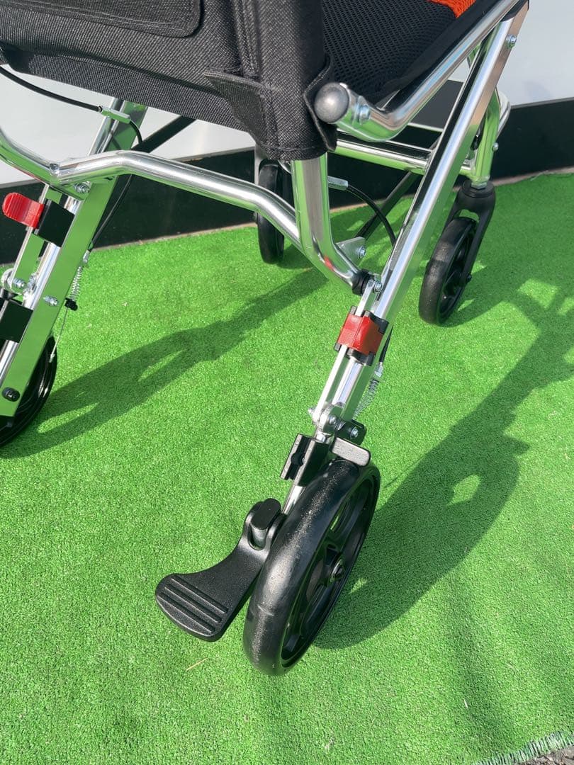 RAKU折りたたみ持ち運び易い介 助用車椅子