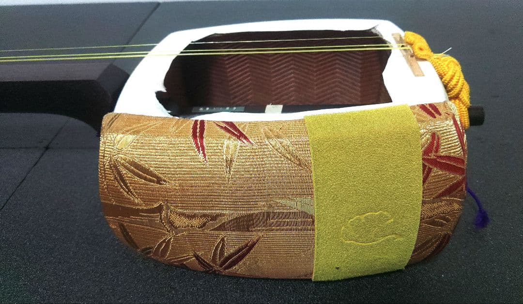 三味線　津軽三味線　紅木　綾杉胴　中棹　太棹　東さわり　【皮破れ、弦切れ】