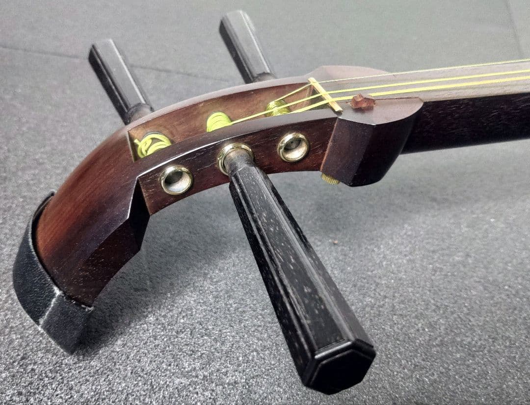 三味線　津軽三味線　紅木　綾杉胴　中棹　太棹　東さわり　【皮破れ、弦切れ】