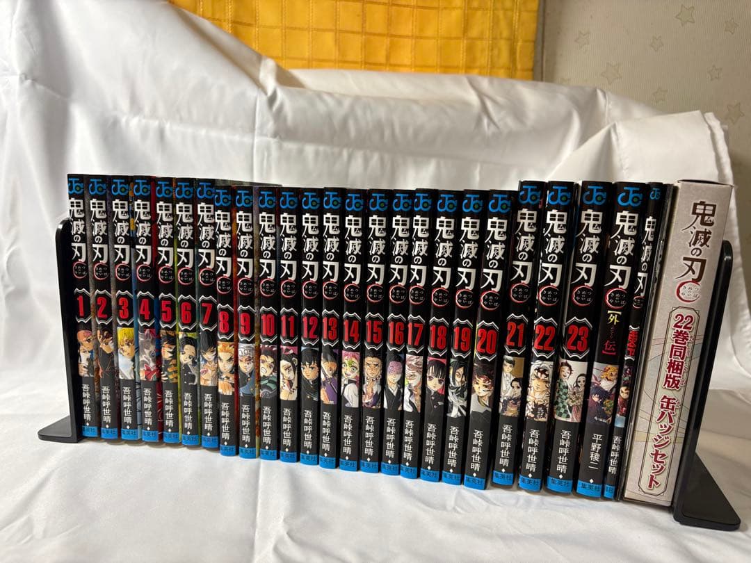 鬼滅の刃　1-23巻&外伝&缶バッジ付き