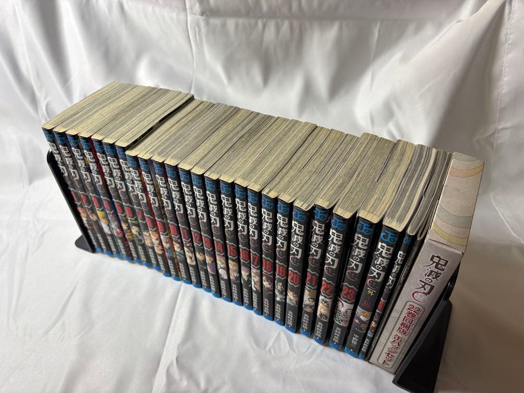 鬼滅の刃　1-23巻&外伝&缶バッジ付き