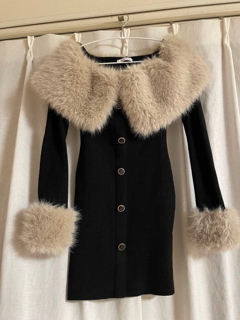 ファーオフショルボタンニットワンピース