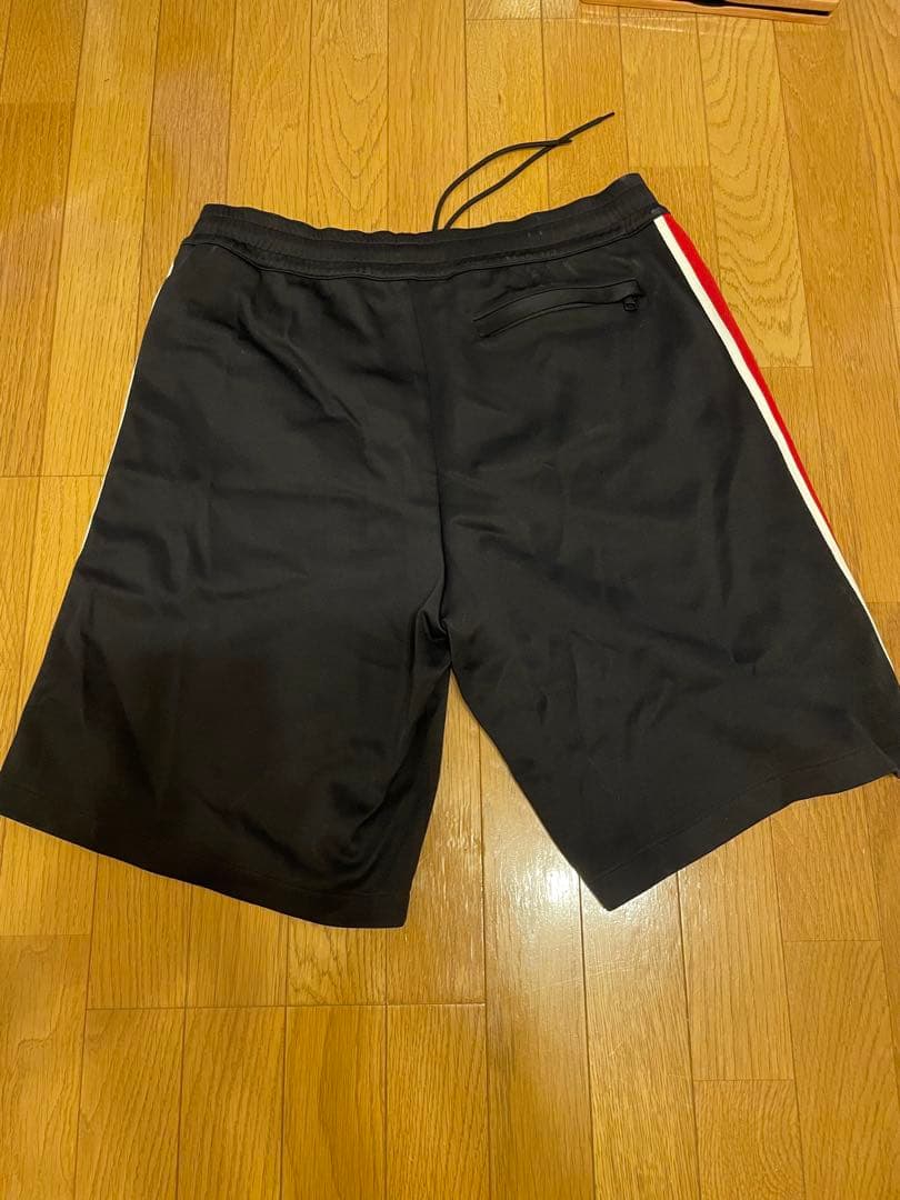 【一時お値下げ中】モンクレール　黒ショートパンツ