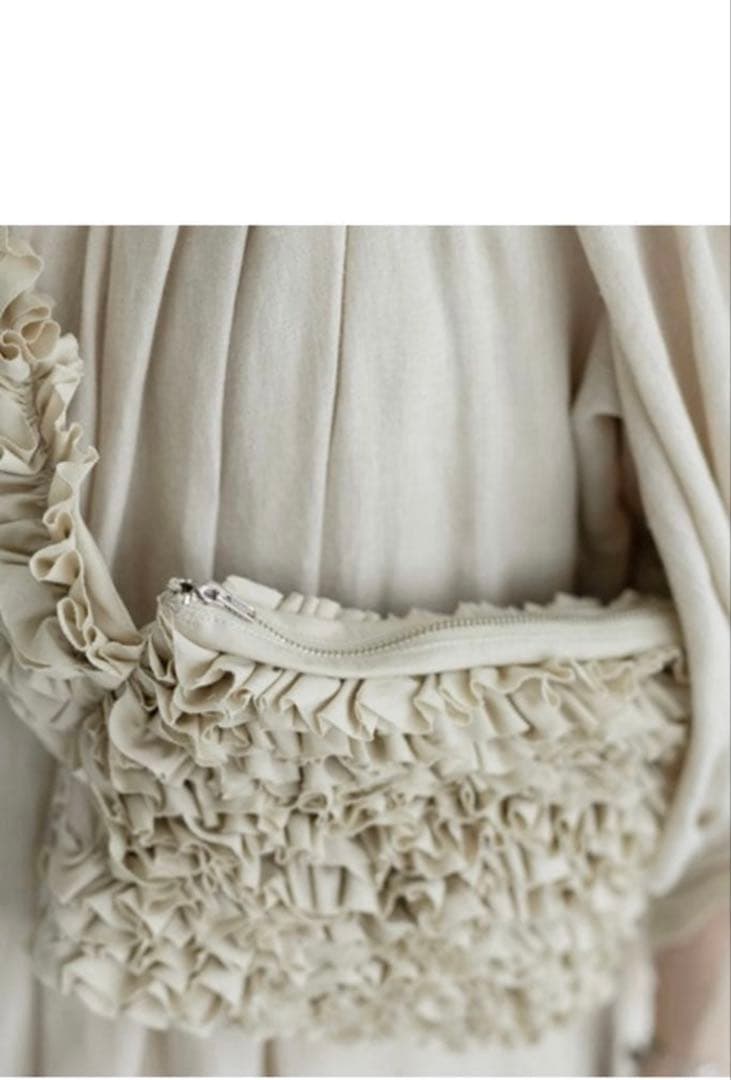 美品オールドマンズテイラー　フリルボディバッグ