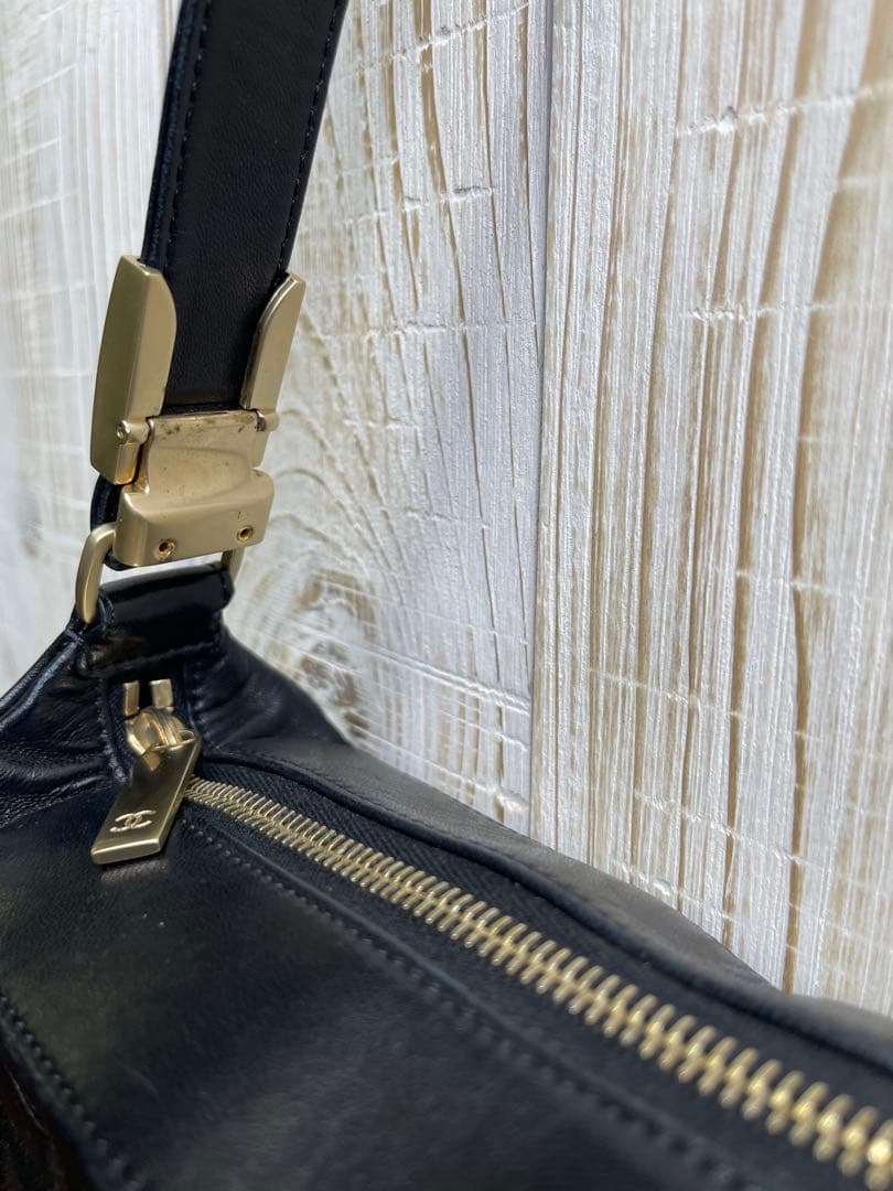 CHANEL 黒 レザー ショルダーバッグ キルティング