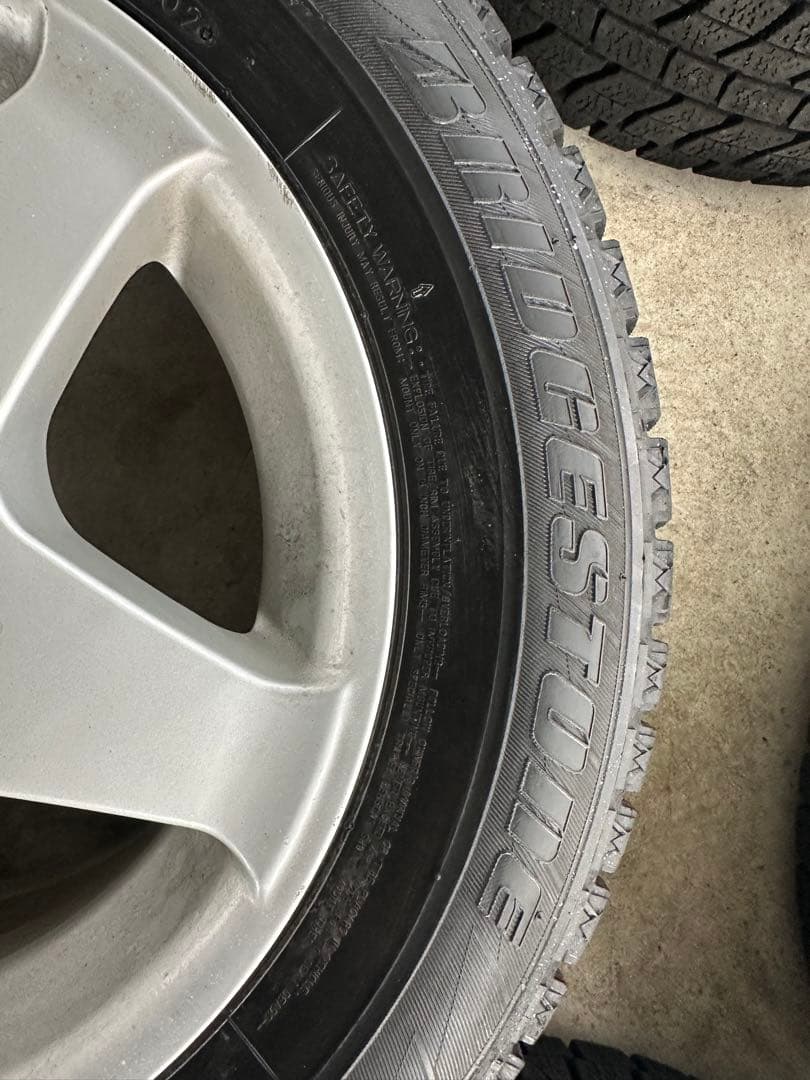 送料無料　195/65R15 冬タイヤブリヂストン　プリウスから取外