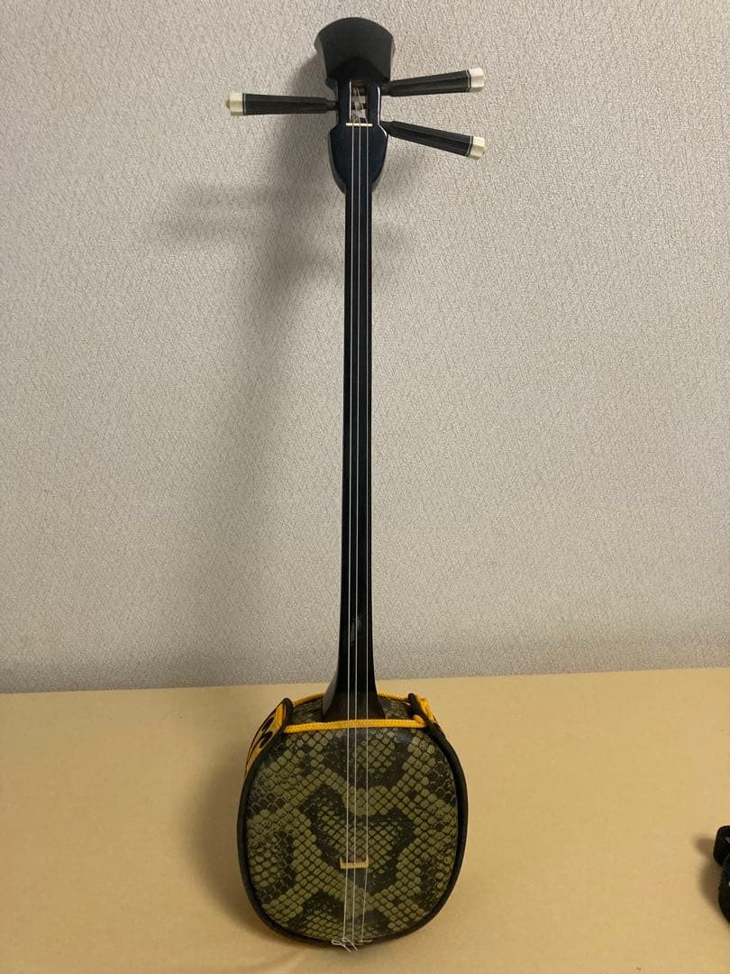 ア*ン様 三味線本体 合成皮革 ケース付き