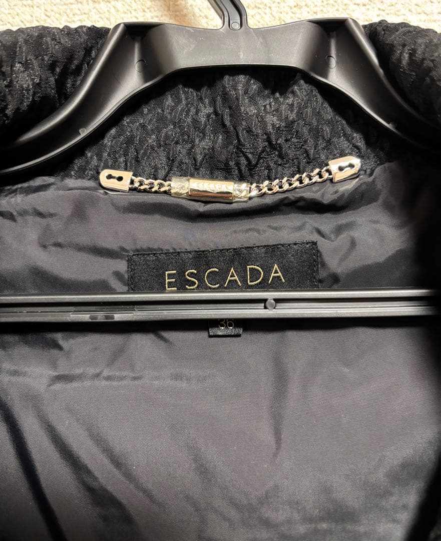 新品　未使用　エスカーダ　アウター　ブラック