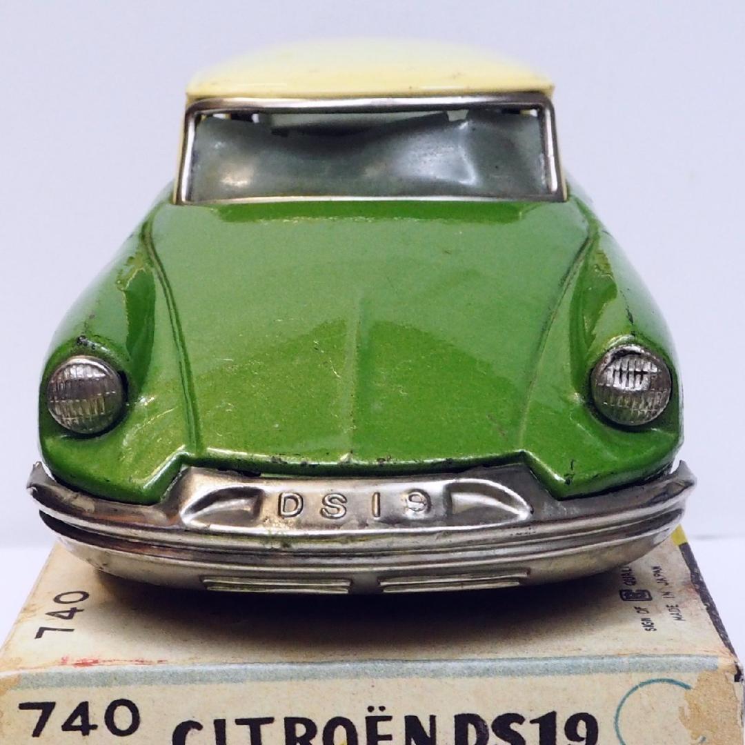 萬代屋【 シトロエンDS19黄緑】ブリキ tin toy car【箱はコピー】