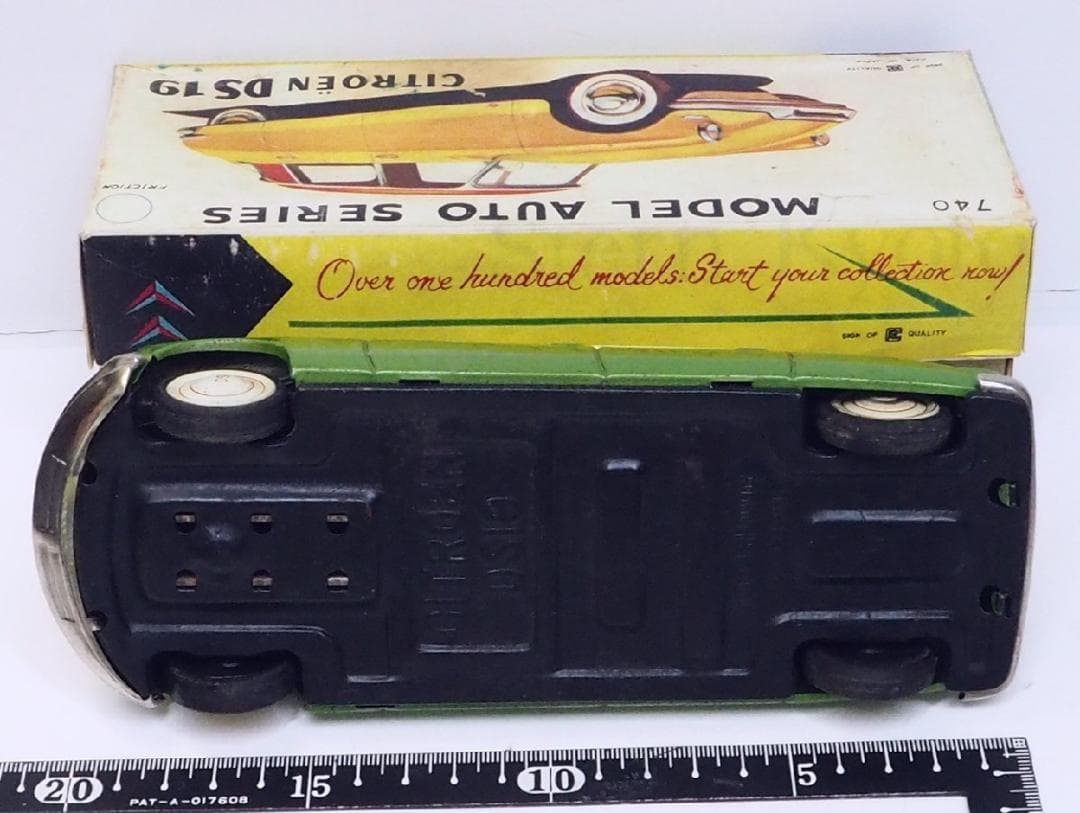 萬代屋【 シトロエンDS19黄緑】ブリキ tin toy car【箱はコピー】