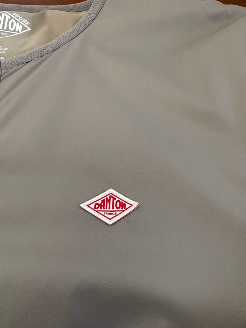 ダントン　ナイロンタフタインサレーションノーカラージャケットグレイッシュベージュ
