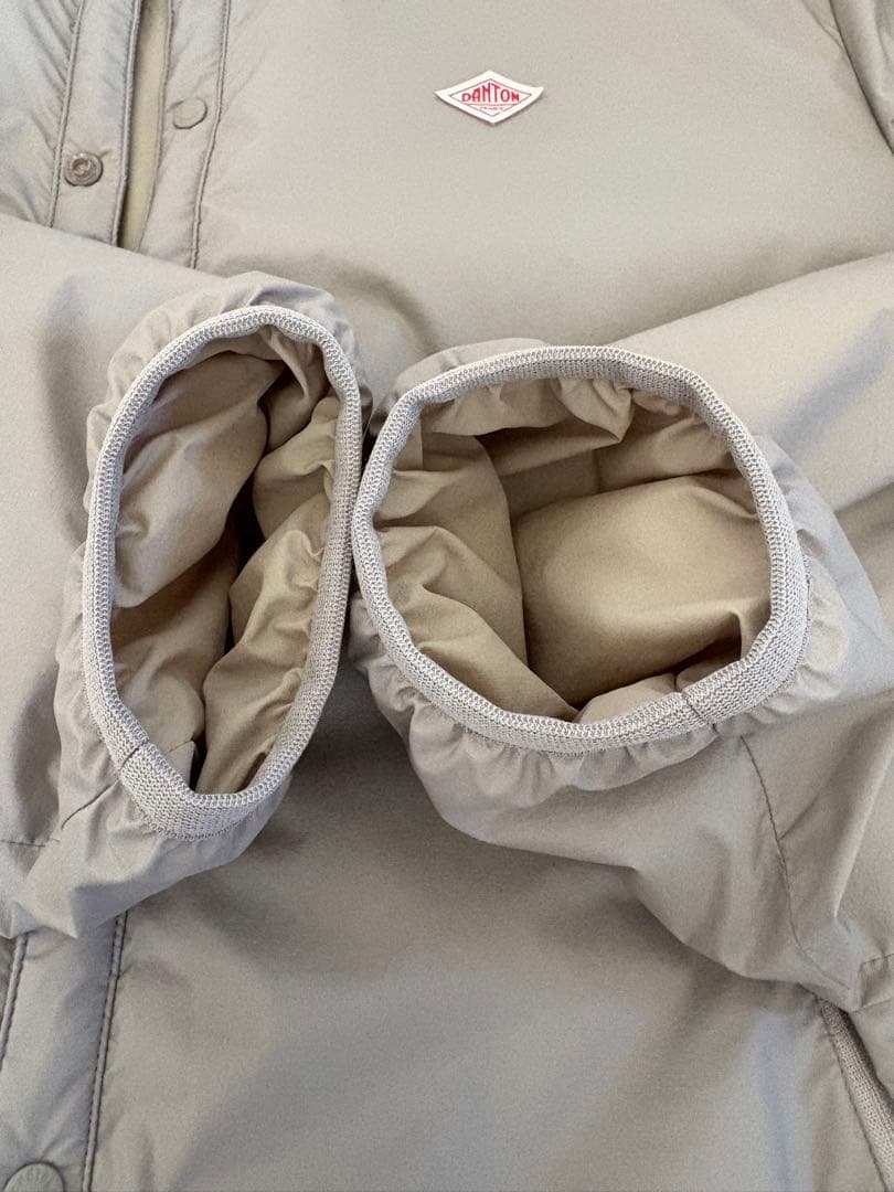 ダントン　ナイロンタフタインサレーションノーカラージャケットグレイッシュベージュ