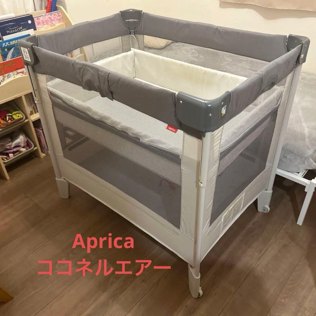 グレーの折りたたみ式ベビーベッド