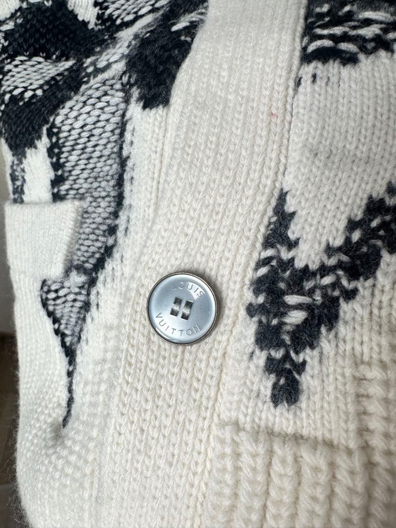 LOUIS VUITTON アイボリー ニットカーディガン グラフィックデザイン