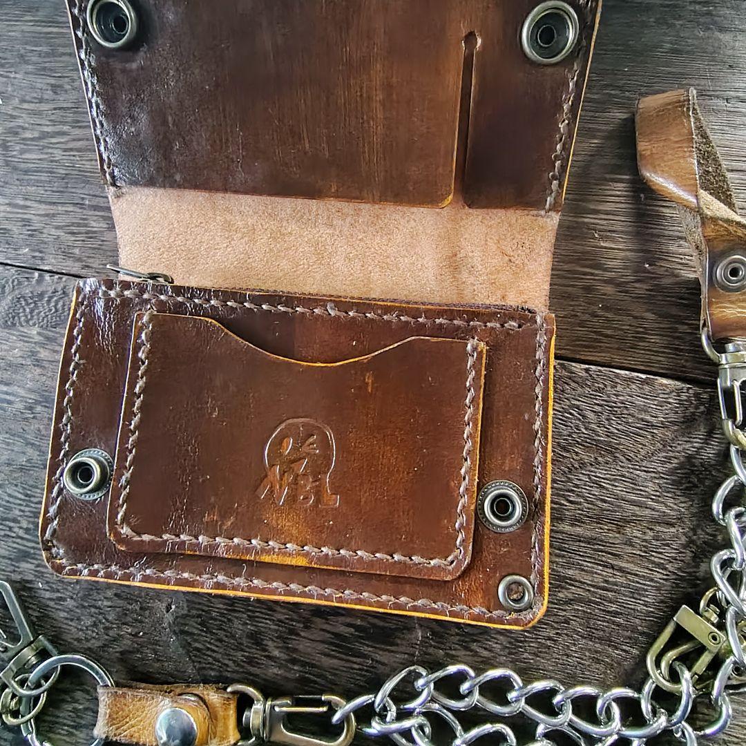 ミドルサイズ トラッカーウォレット 黒×茶 バラのカービング 81