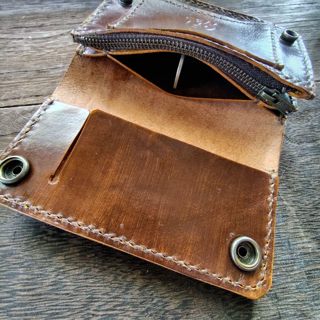 ミドルサイズ トラッカーウォレット 黒×茶 バラのカービング 81