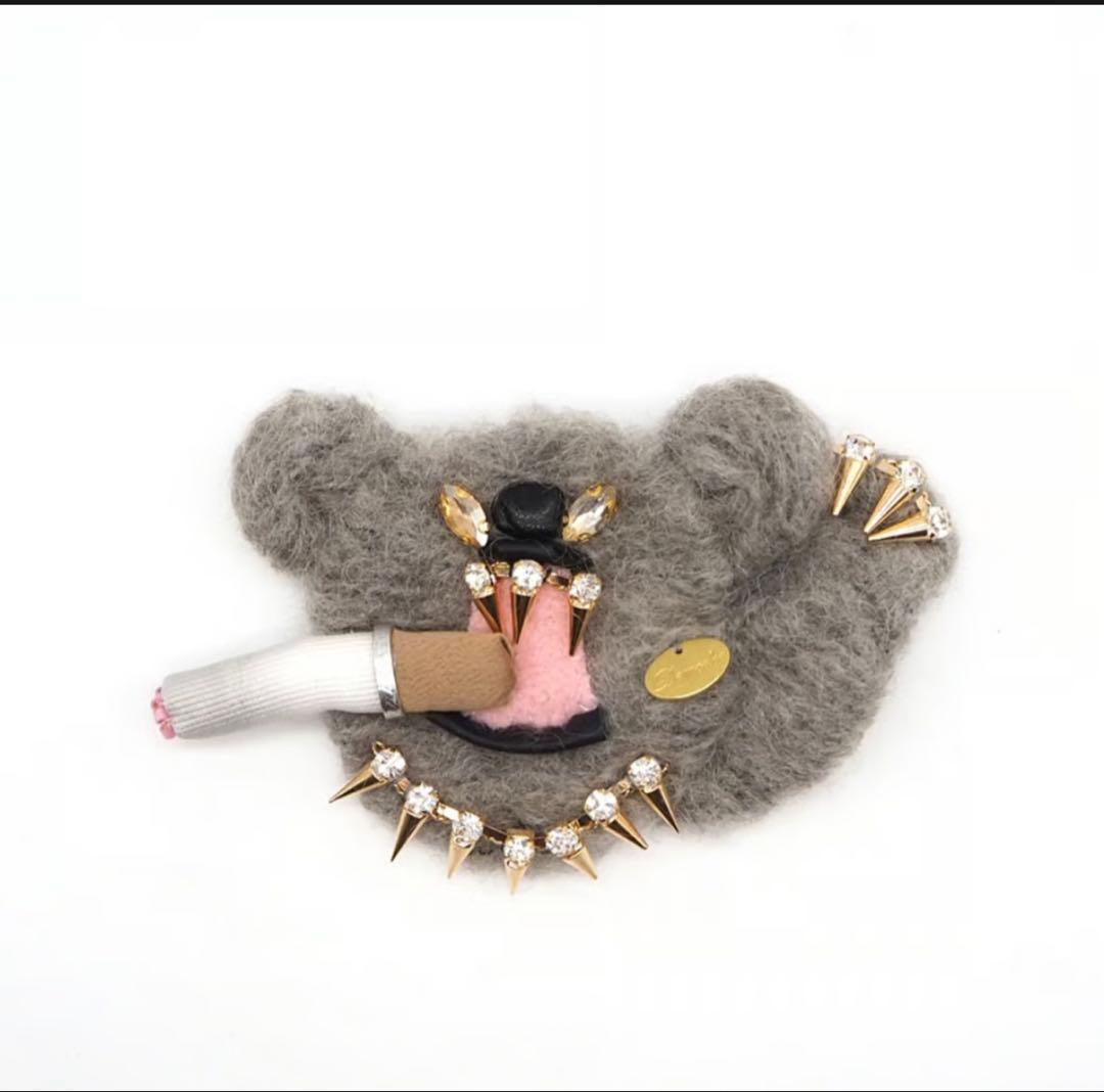 デモデ　クマ型スパイクブローチ　チェーン付き