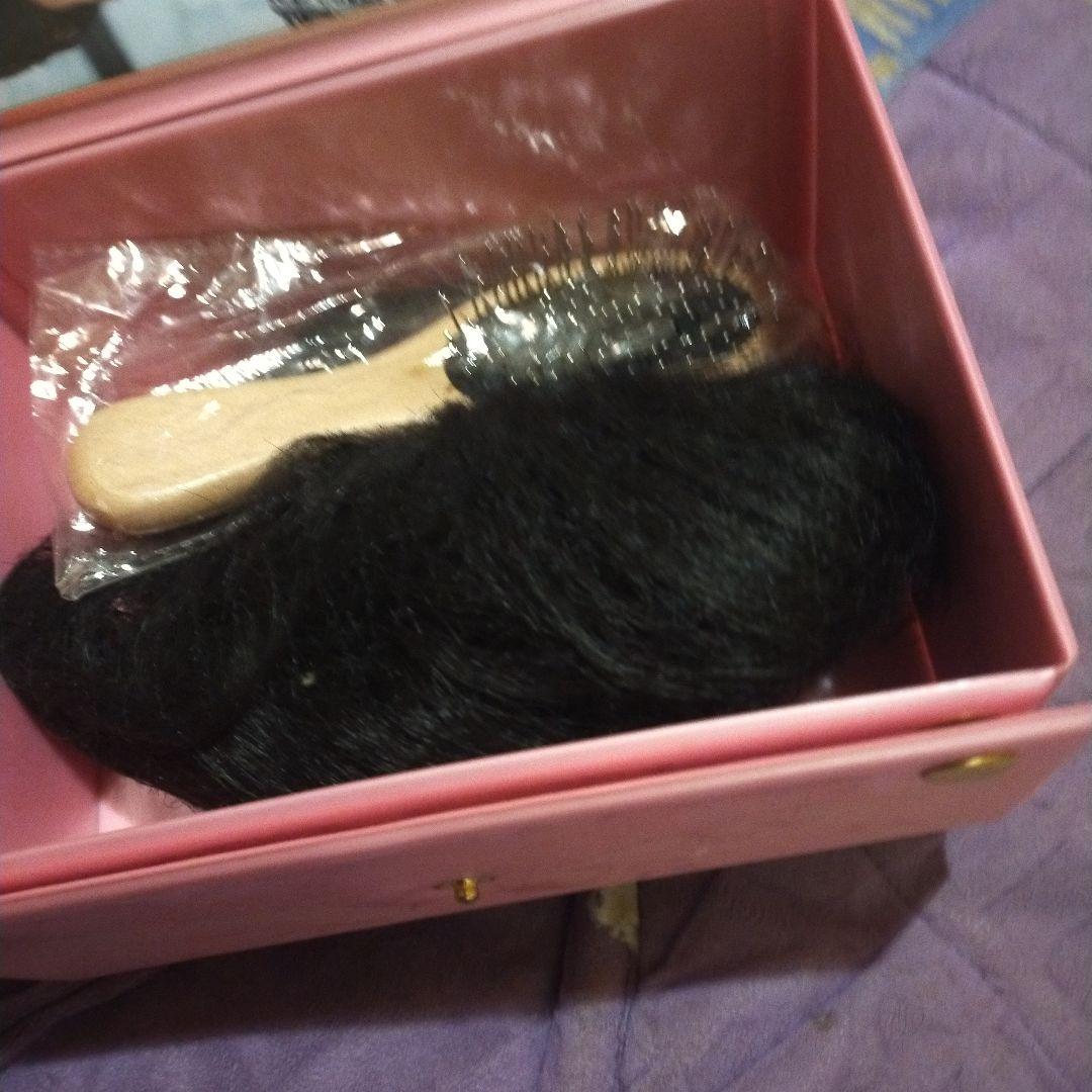 ウイッグカツラとブラシ