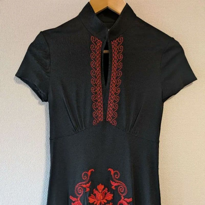 VIVIENNE TAM 半袖ワンピース 黒 花柄刺繍