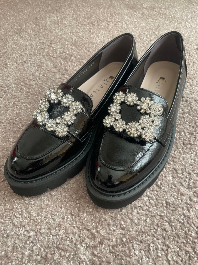 DIANA ビジュー付きブラックローファー