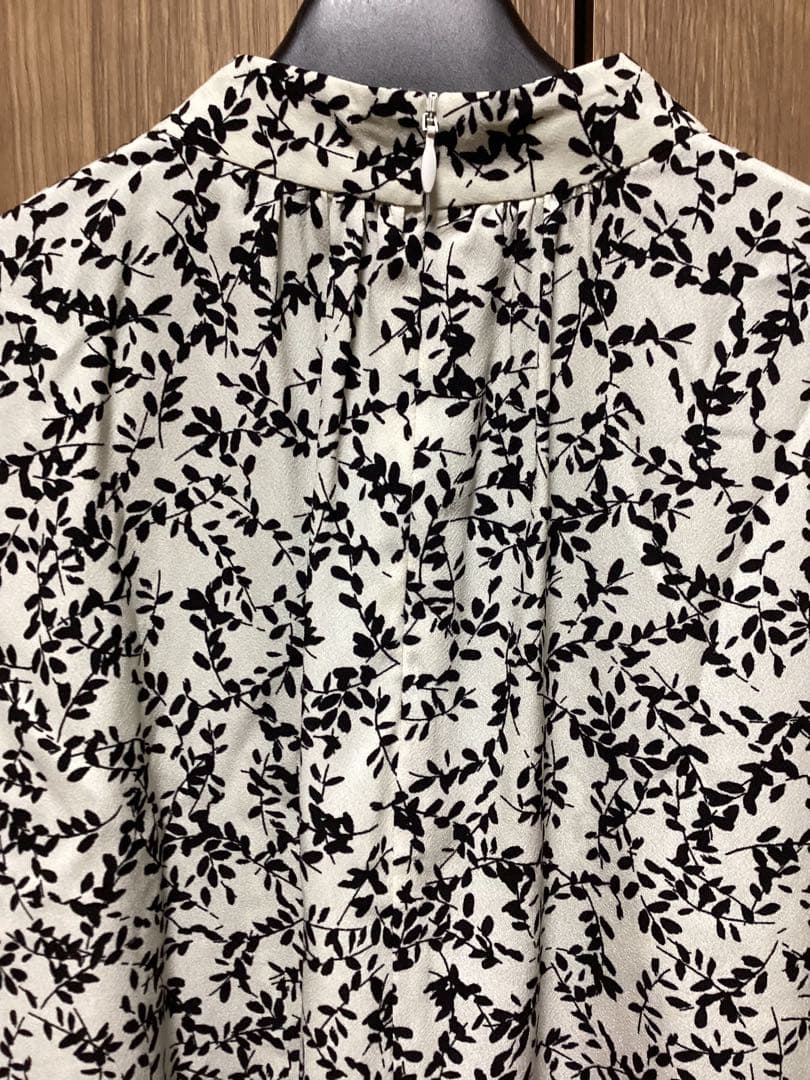 新品タグ付　2025SS 　23区　【洗える】シャドーリーフ プリント ブラウス