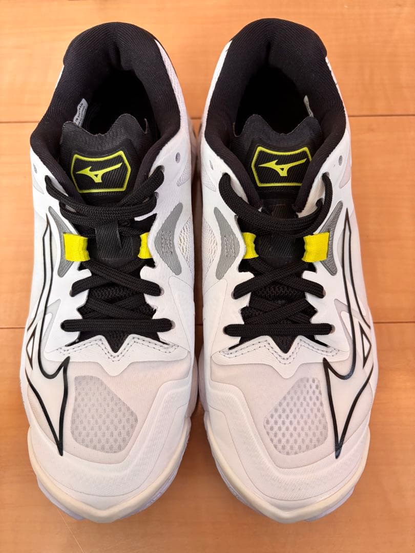 新品同様！ミズノ ウエーブライトニング Z8 バレーボールシューズ 22.5cm