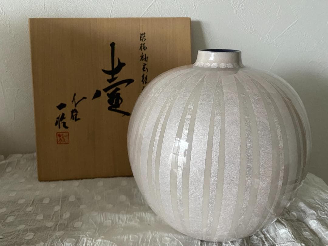 淡桜釉裏銀彩壷　中田一於